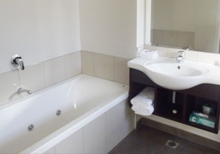 Executive Studio Spa Bath accommodation hamilton